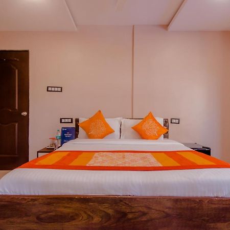 Oyo 9748 Hotel Girgaon Palace Мумбай Екстериор снимка