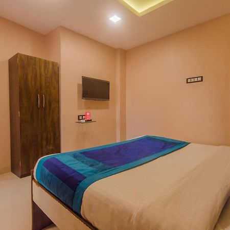 Oyo 9748 Hotel Girgaon Palace Мумбай Екстериор снимка