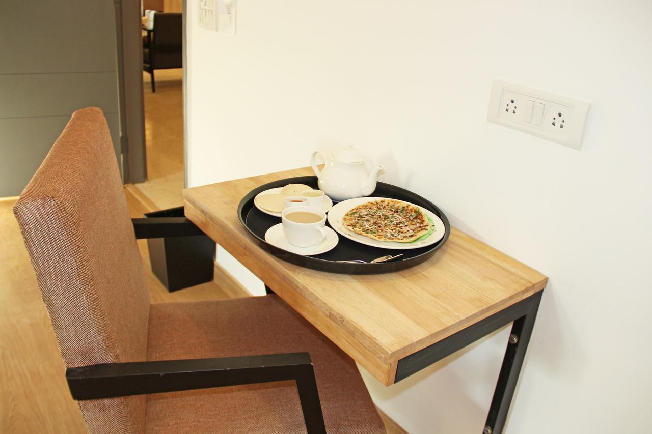 Oyo 9748 Hotel Girgaon Palace Мумбай Екстериор снимка