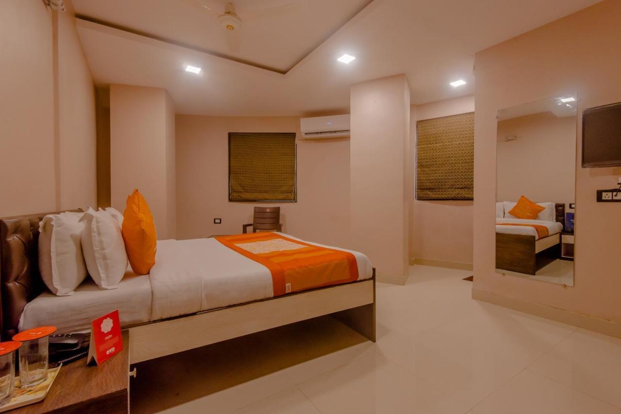 Oyo 9748 Hotel Girgaon Palace Мумбай Екстериор снимка