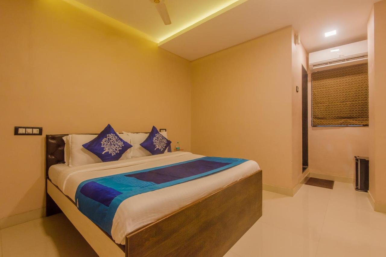 Oyo 9748 Hotel Girgaon Palace Мумбай Екстериор снимка