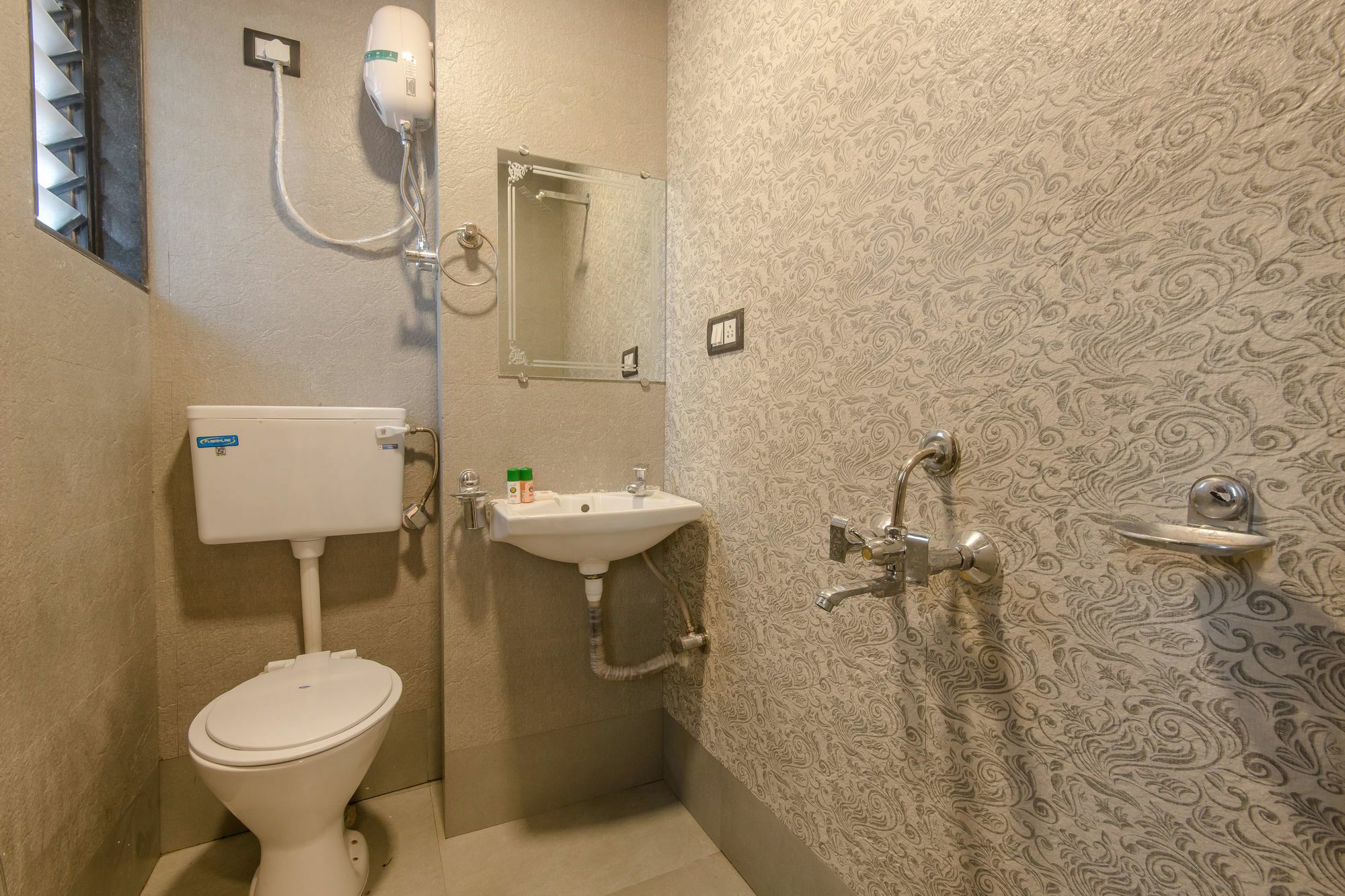 Oyo 9748 Hotel Girgaon Palace Мумбай Екстериор снимка